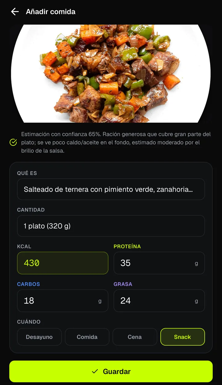 Foto de un salteado de ternera en GO360 con la estimación de la IA: 430 kcal, 35 g de proteína, 18 g de carbohidratos y 24 g de grasa